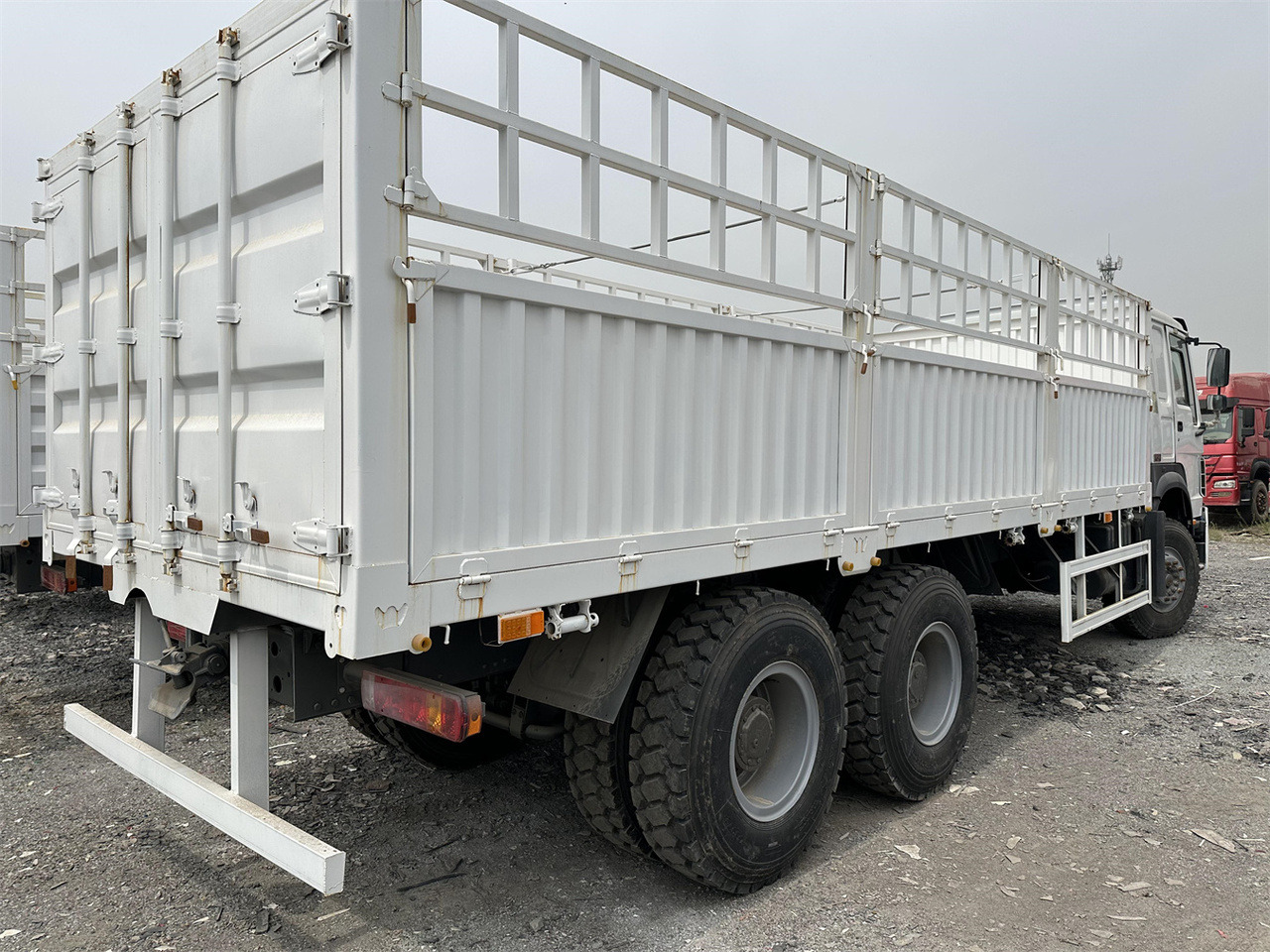 SINOTRUK HOWO 371 Cargo truck - Tovornjak za prevoz živine: slika 5 SINOTRUK HOWO 371 Cargo truck - Tovornjak za prevoz živine: slika 5
