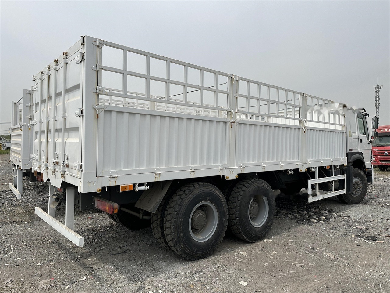SINOTRUK HOWO 371 Cargo truck - Tovornjak za prevoz živine: slika 4 SINOTRUK HOWO 371 Cargo truck - Tovornjak za prevoz živine: slika 4
