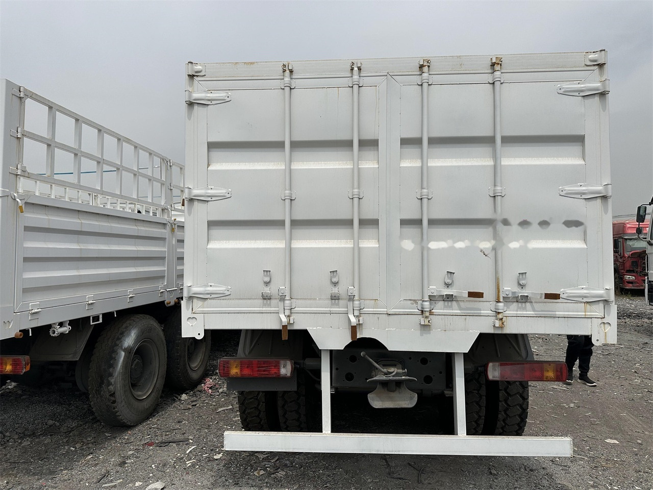 SINOTRUK HOWO 371 Cargo truck - Tovornjak za prevoz živine: slika 5 SINOTRUK HOWO 371 Cargo truck - Tovornjak za prevoz živine: slika 5