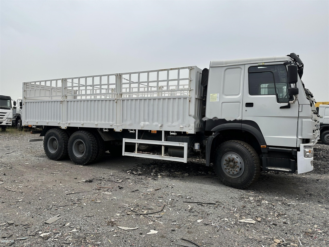 SINOTRUK HOWO 371 Cargo truck - Tovornjak za prevoz živine: slika 2 SINOTRUK HOWO 371 Cargo truck - Tovornjak za prevoz živine: slika 2