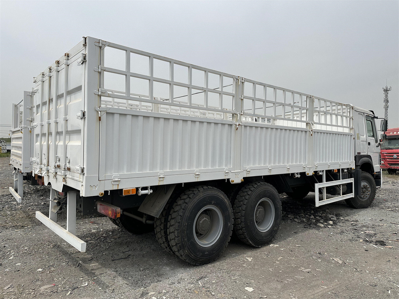 SINOTRUK HOWO 371 Cargo truck - Tovornjak za prevoz živine: slika 4 SINOTRUK HOWO 371 Cargo truck - Tovornjak za prevoz živine: slika 4