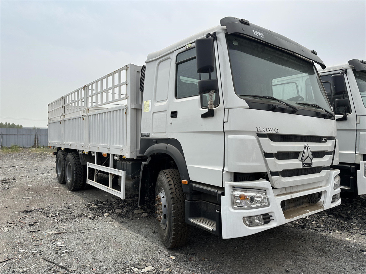 SINOTRUK HOWO 371 Cargo truck - Tovornjak za prevoz živine: slika 2 SINOTRUK HOWO 371 Cargo truck - Tovornjak za prevoz živine: slika 2