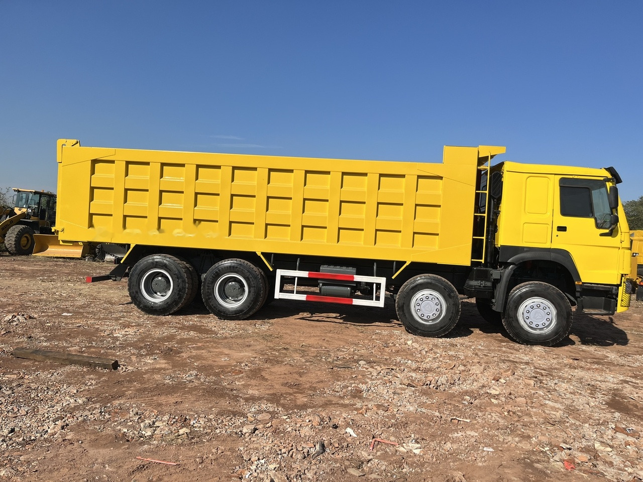 SINOTRUK HOWO 371 Dump Truck 8x4 - Tovornjak prekucnik: slika 2 SINOTRUK HOWO 371 Dump Truck 8x4 - Tovornjak prekucnik: slika 2