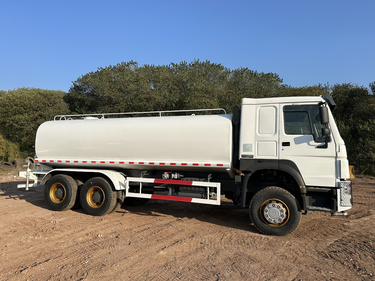 SINOTRUK HOWO 371 Water Tanker Truck - Tovornjak cisterna: slika 4 SINOTRUK HOWO 371 Water Tanker Truck - Tovornjak cisterna: slika 4