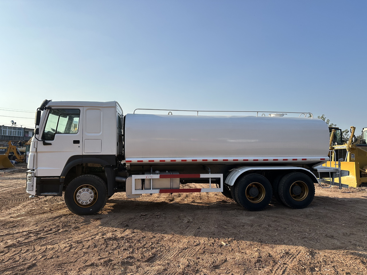 SINOTRUK HOWO 371 Water Tanker Truck - Tovornjak cisterna: slika 5 SINOTRUK HOWO 371 Water Tanker Truck - Tovornjak cisterna: slika 5