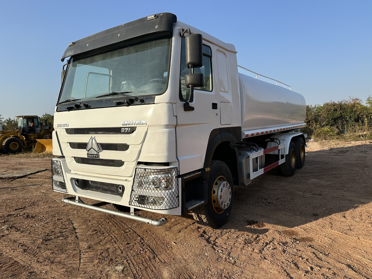 SINOTRUK HOWO 371 Water Tanker Truck - Tovornjak cisterna: slika 2 SINOTRUK HOWO 371 Water Tanker Truck - Tovornjak cisterna: slika 2