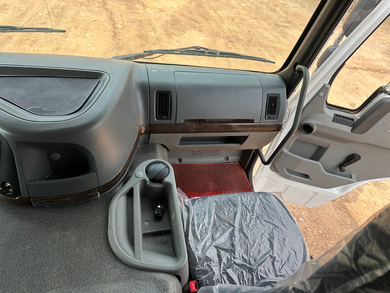 SINOTRUK HOWO Dump truck 371 6x4 - Tovornjak prekucnik: slika 5 SINOTRUK HOWO Dump truck 371 6x4 - Tovornjak prekucnik: slika 5