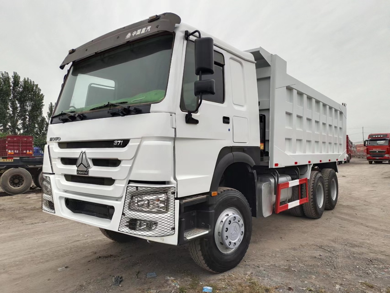 SINOTRUK HOWO Dump truck 371 6x4 - Tovornjak prekucnik: slika 2 SINOTRUK HOWO Dump truck 371 6x4 - Tovornjak prekucnik: slika 2