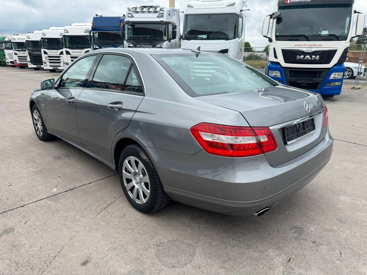 Mercedes-Benz E 200 CGI * PDC VORNE UND HINTEN * 2. HAND * - Limuzina: slika 5 Mercedes-Benz E 200 CGI * PDC VORNE UND HINTEN * 2. HAND * - Limuzina: slika 5