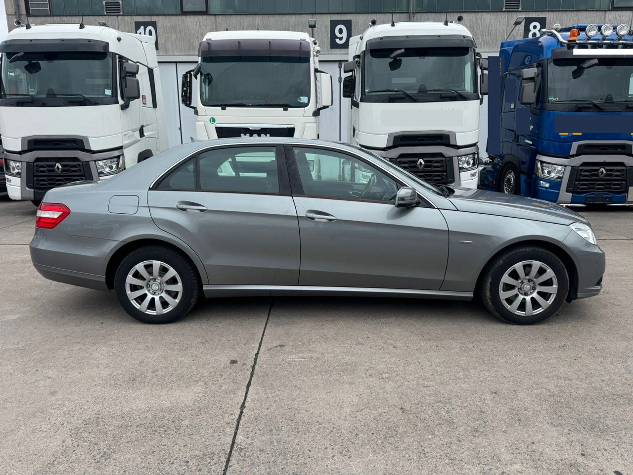 Mercedes-Benz E 200 CGI * PDC VORNE UND HINTEN * 2. HAND * - Limuzina: slika 4 Mercedes-Benz E 200 CGI * PDC VORNE UND HINTEN * 2. HAND * - Limuzina: slika 4