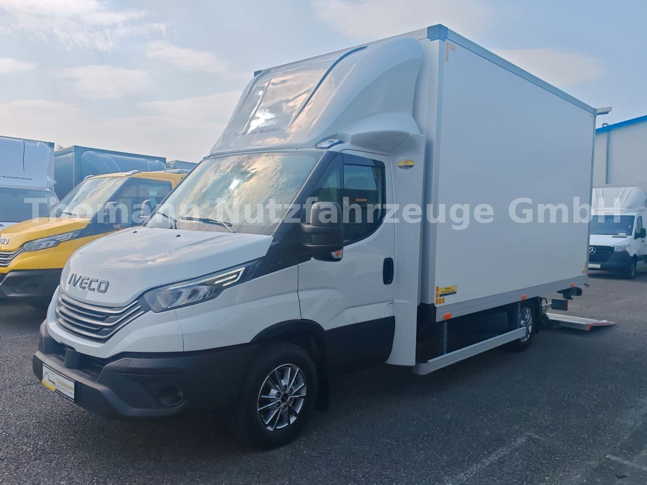 Iveco Daily 35S18 Koffer + LBW Navi/ACC Tempomat - Dostavno vozilo z zabojnikom: slika 3 Iveco Daily 35S18 Koffer + LBW Navi/ACC Tempomat - Dostavno vozilo z zabojnikom: slika 3