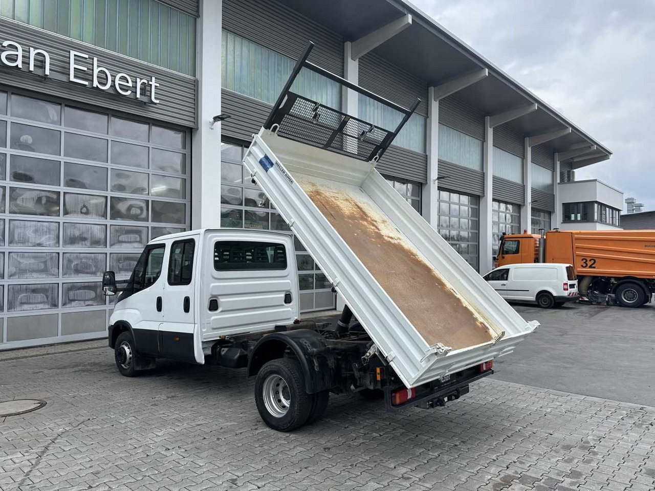 Iveco 70C18H 3-S.Kipper *R.3750mm*7Sitze*AHK* - Dostavno vozilo prekucnik: slika 3 Iveco 70C18H 3-S.Kipper *R.3750mm*7Sitze*AHK* - Dostavno vozilo prekucnik: slika 3