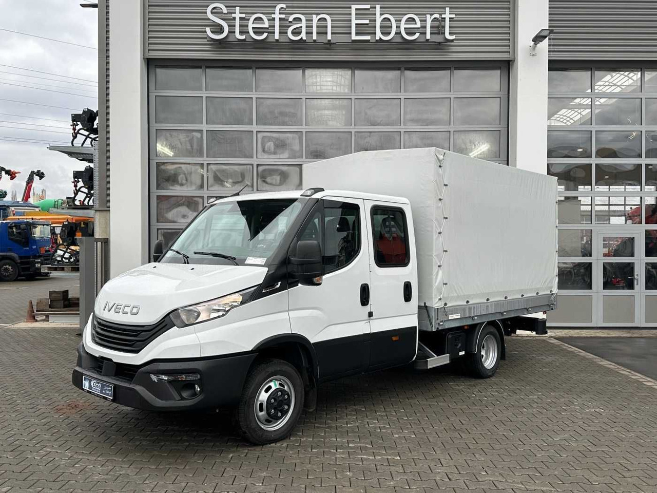 Iveco Daily 50C18H A8 DoKa *AHK*Automatik*7-Sitze* - Dostavno vozilo s kesonom, Dostavno vozilo z dvojno kabino: slika 1 Iveco Daily 50C18H A8 DoKa *AHK*Automatik*7-Sitze* - Dostavno vozilo s kesonom, Dostavno vozilo z dvojno kabino: slika 1