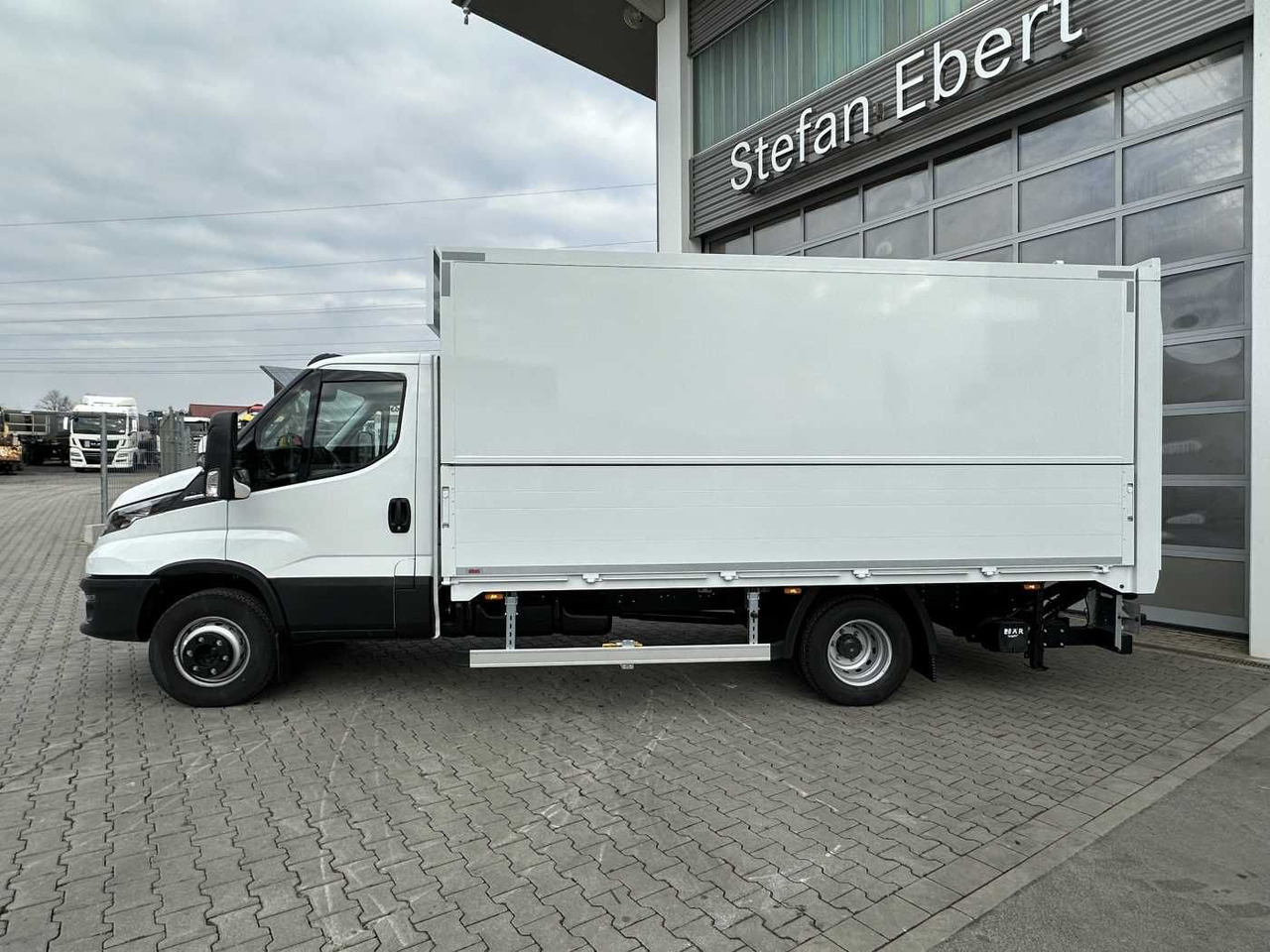 Iveco Daily 70C18 HA8 *LBW*Schwenkwandkoffer* - Dostavno vozilo z zabojnikom: slika 2 Iveco Daily 70C18 HA8 *LBW*Schwenkwandkoffer* - Dostavno vozilo z zabojnikom: slika 2