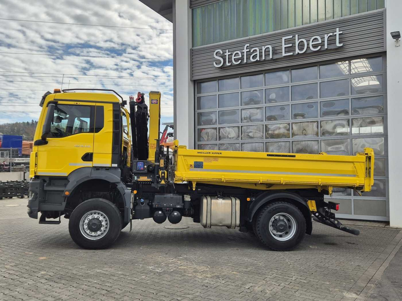 MAN TGS 18.430 4x4 BL Kran HMF 1130K-RCS Funk AHK - Tovornjak prekucnik: slika 4 MAN TGS 18.430 4x4 BL Kran HMF 1130K-RCS Funk AHK - Tovornjak prekucnik: slika 4