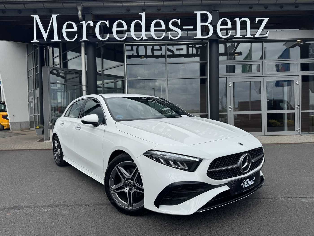 Mercedes-Benz A 200d AMG+AHK+Ambiente+RFK+MBUX+LED+IHC - Limuzina: slika 1 Mercedes-Benz A 200d AMG+AHK+Ambiente+RFK+MBUX+LED+IHC - Limuzina: slika 1