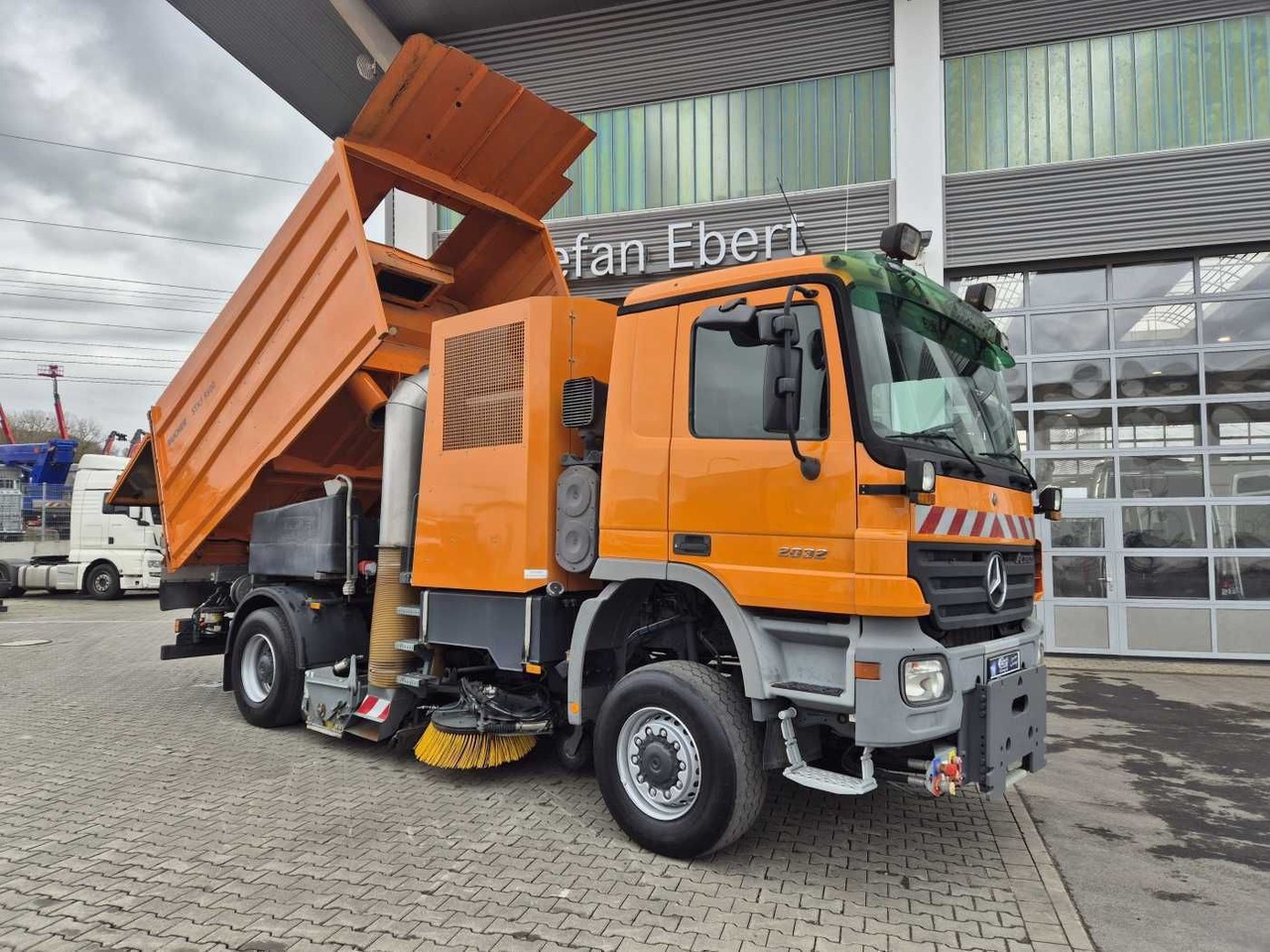 Mercedes-Benz Actros 2032 A 4x4 Bucher STKF 9500 Airport 30x - Vozilo za pometanje: slika 2 Mercedes-Benz Actros 2032 A 4x4 Bucher STKF 9500 Airport 30x - Vozilo za pometanje: slika 2