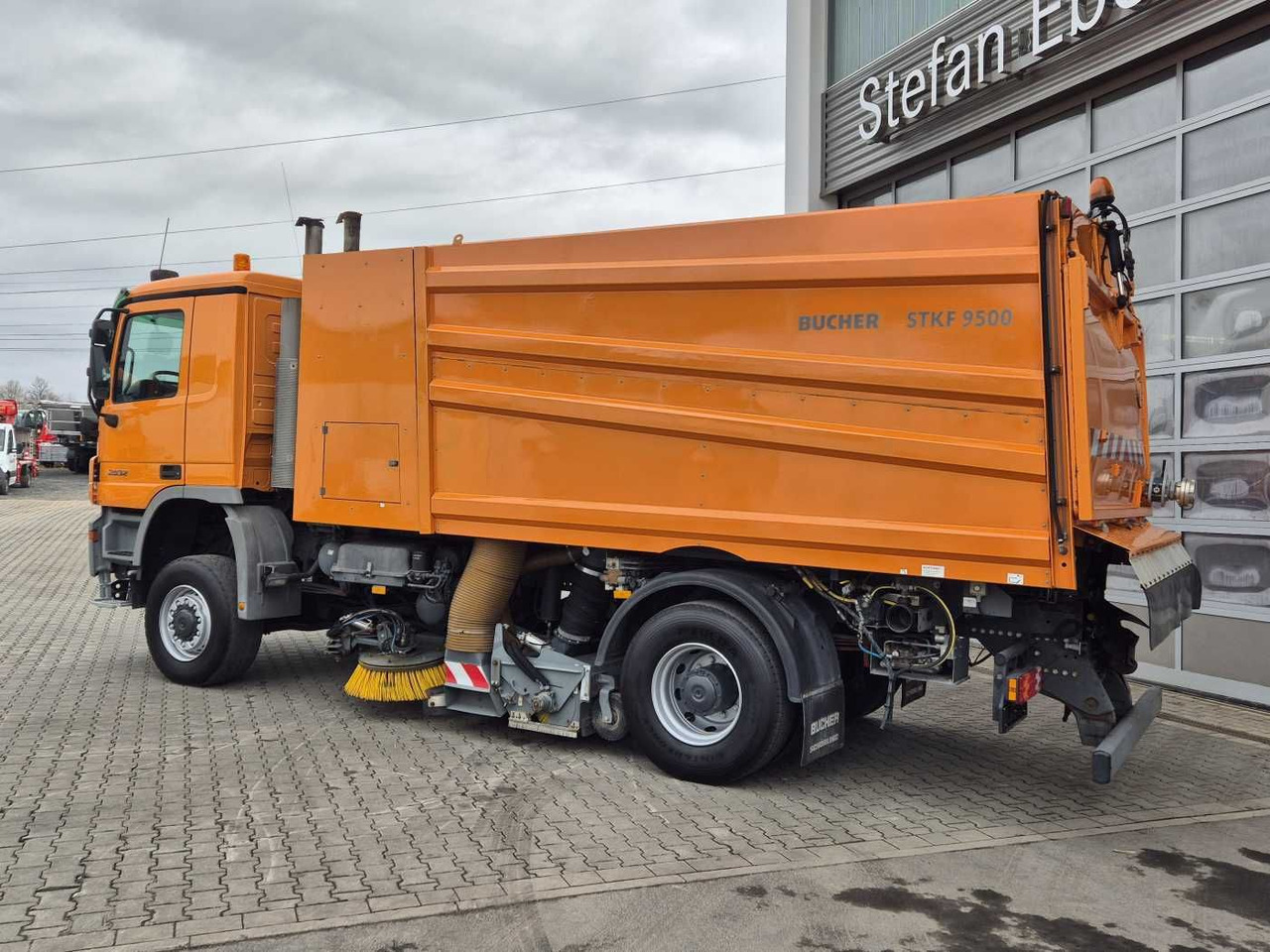 Vozilo za pometanje Mercedes-Benz Actros 2032 A 4x4 Bucher STKF 9500 Airport 30x: slika 14
