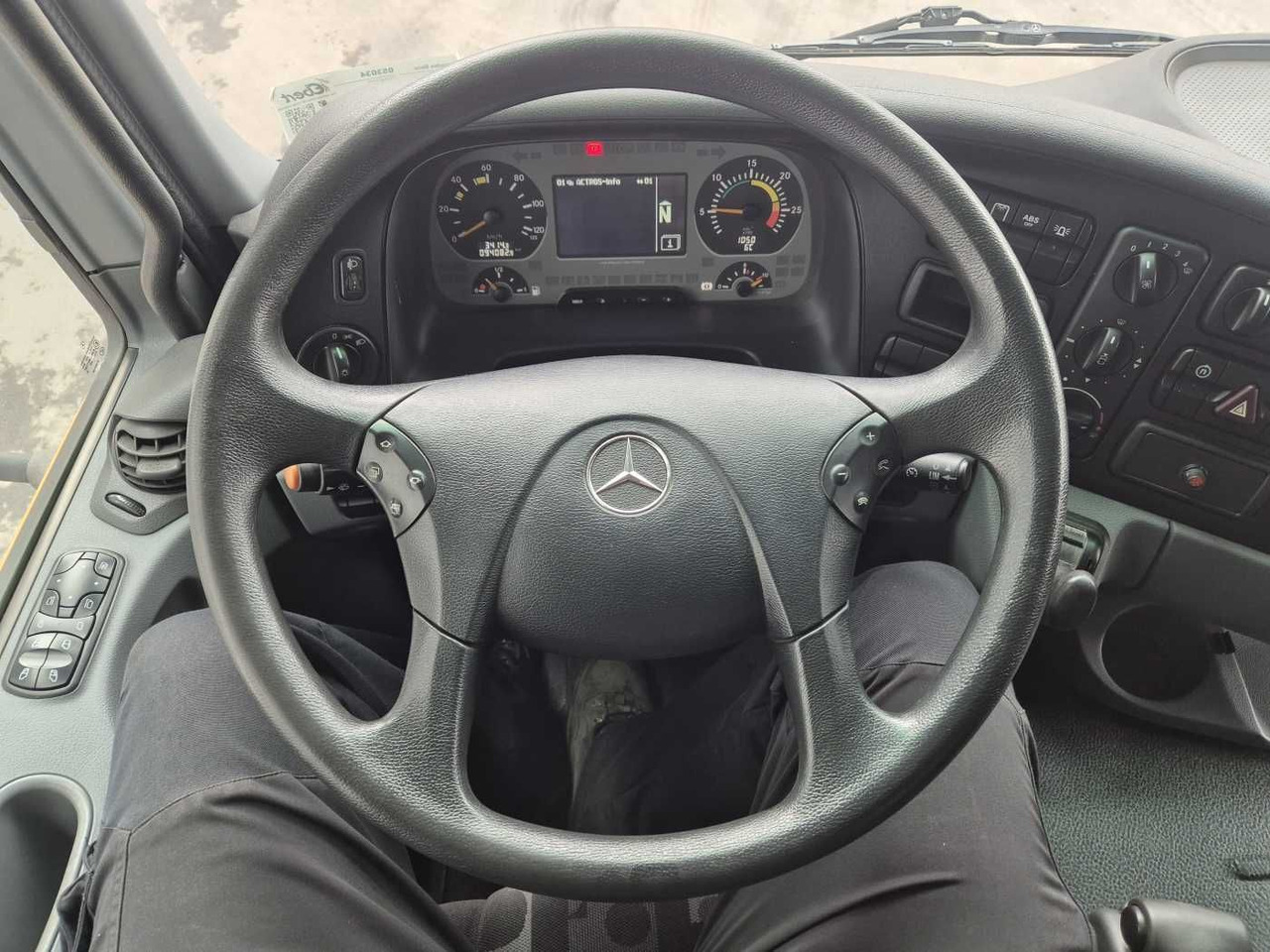 Vozilo za pometanje Mercedes-Benz Actros 2032 A 4x4 Bucher STKF 9500 Airport 30x: slika 12
