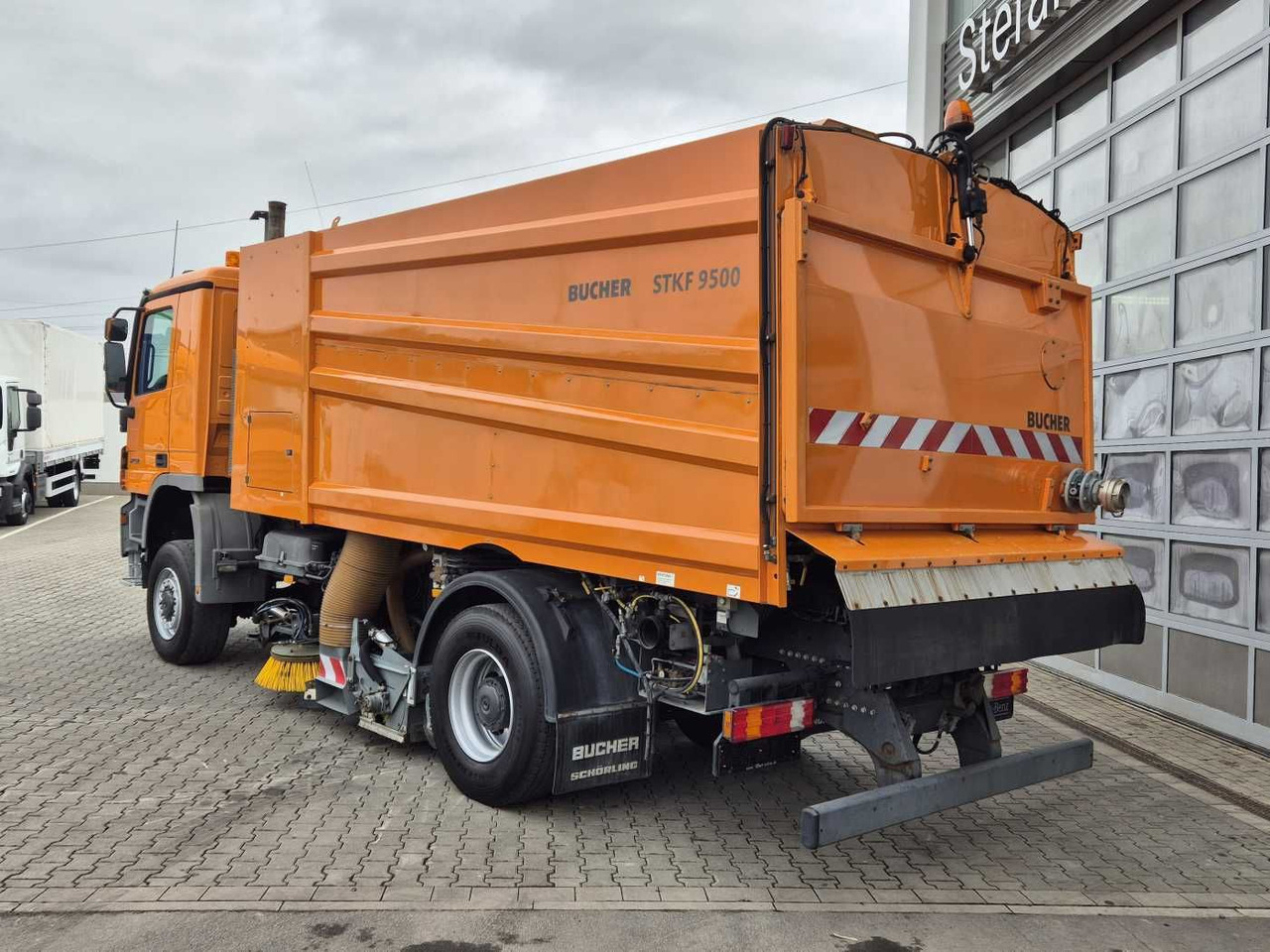 Vozilo za pometanje Mercedes-Benz Actros 2032 A 4x4 Bucher STKF 9500 Airport 30x: slika 15