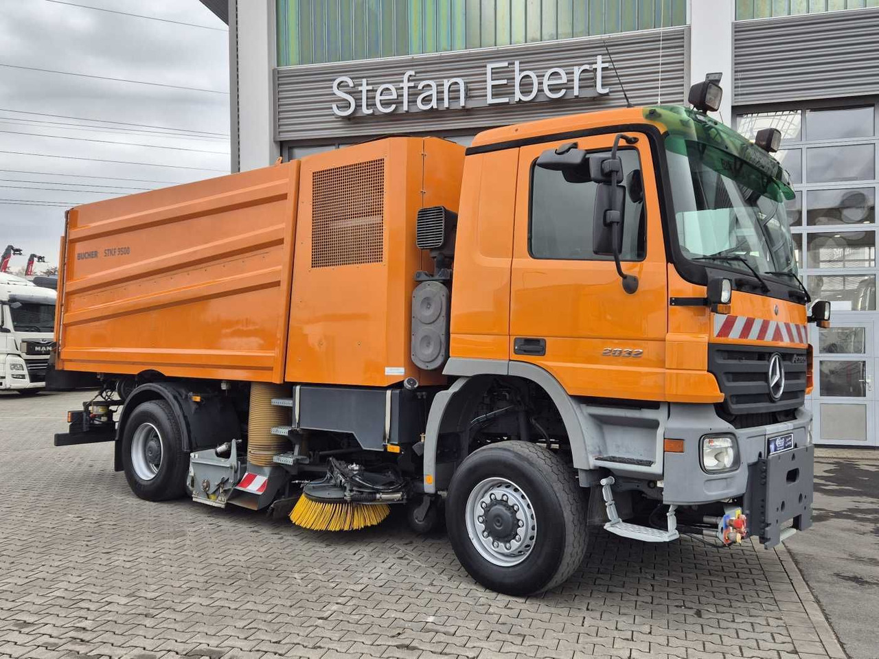Mercedes-Benz Actros 2032 A 4x4 Bucher STKF 9500 Airport 30x - Vozilo za pometanje: slika 4 Mercedes-Benz Actros 2032 A 4x4 Bucher STKF 9500 Airport 30x - Vozilo za pometanje: slika 4
