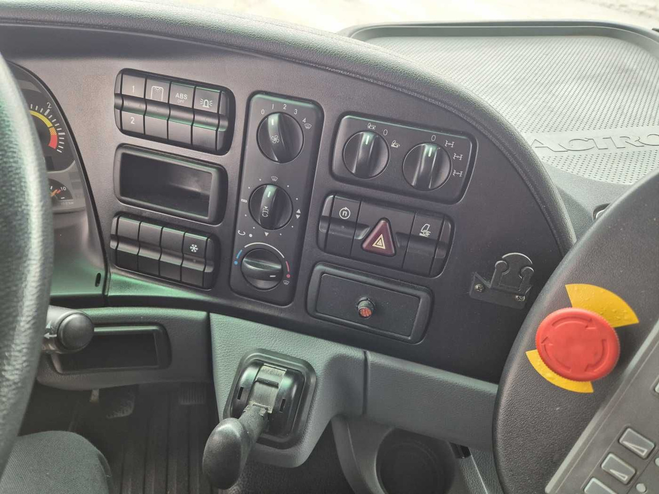 Vozilo za pometanje Mercedes-Benz Actros 2032 A 4x4 Bucher STKF 9500 Airport 30x: slika 13