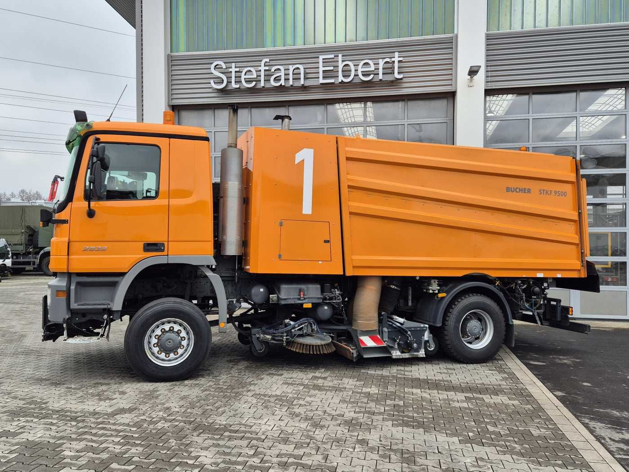 Mercedes-Benz Actros 2032 A 4x4 Bucher STKF 9500 Airport - Vozilo za pometanje: slika 4 Mercedes-Benz Actros 2032 A 4x4 Bucher STKF 9500 Airport - Vozilo za pometanje: slika 4