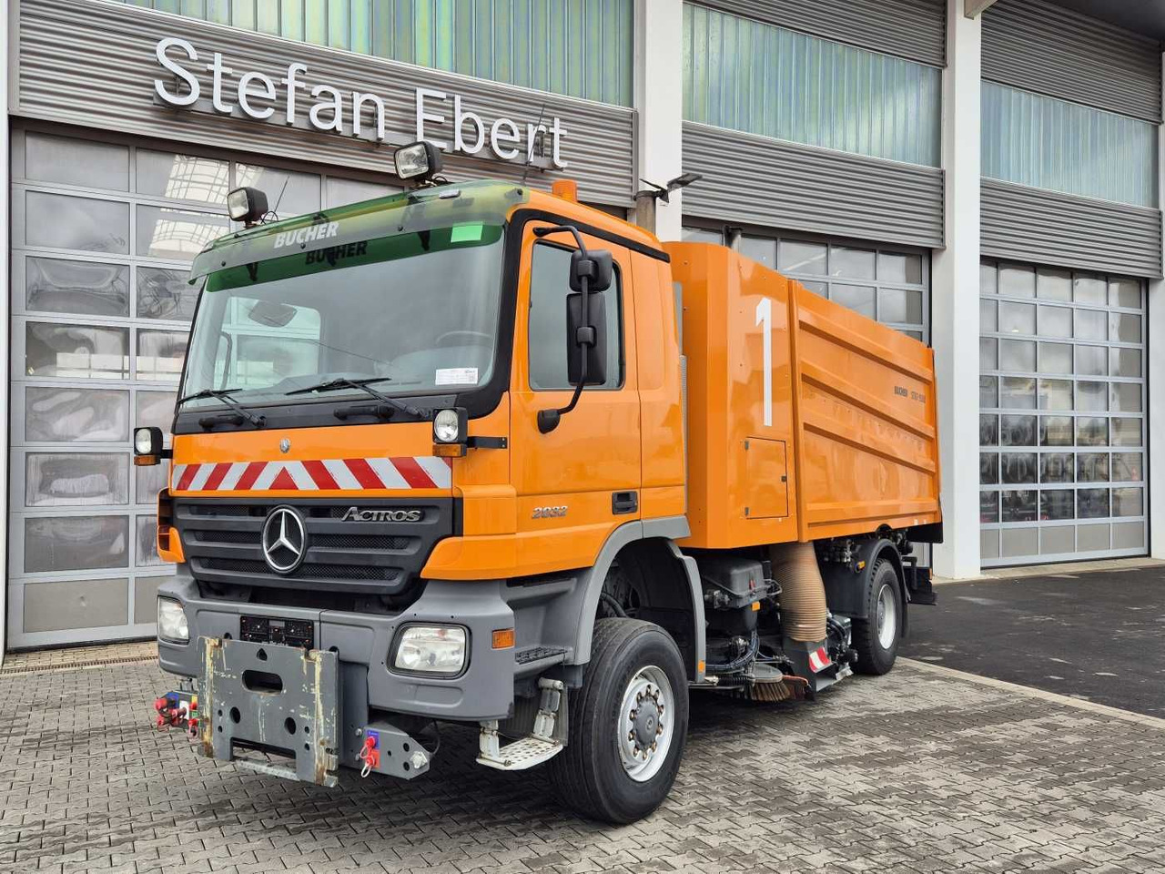 Mercedes-Benz Actros 2032 A 4x4 Bucher STKF 9500 Airport - Vozilo za pometanje: slika 1 Mercedes-Benz Actros 2032 A 4x4 Bucher STKF 9500 Airport - Vozilo za pometanje: slika 1