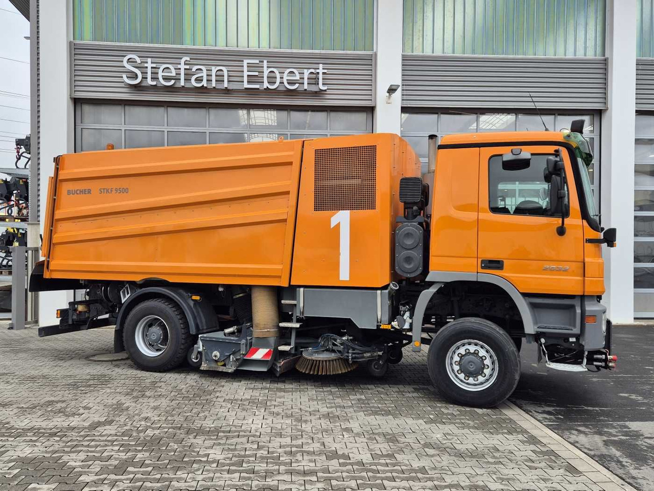 Mercedes-Benz Actros 2032 A 4x4 Bucher STKF 9500 Airport - Vozilo za pometanje: slika 5 Mercedes-Benz Actros 2032 A 4x4 Bucher STKF 9500 Airport - Vozilo za pometanje: slika 5