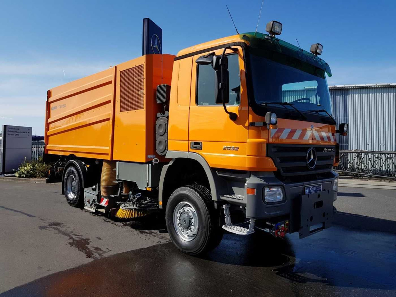 Mercedes-Benz Actros 2032 A 4x4 Bucher STKF 9500 Airport - Vozilo za pometanje: slika 4 Mercedes-Benz Actros 2032 A 4x4 Bucher STKF 9500 Airport - Vozilo za pometanje: slika 4