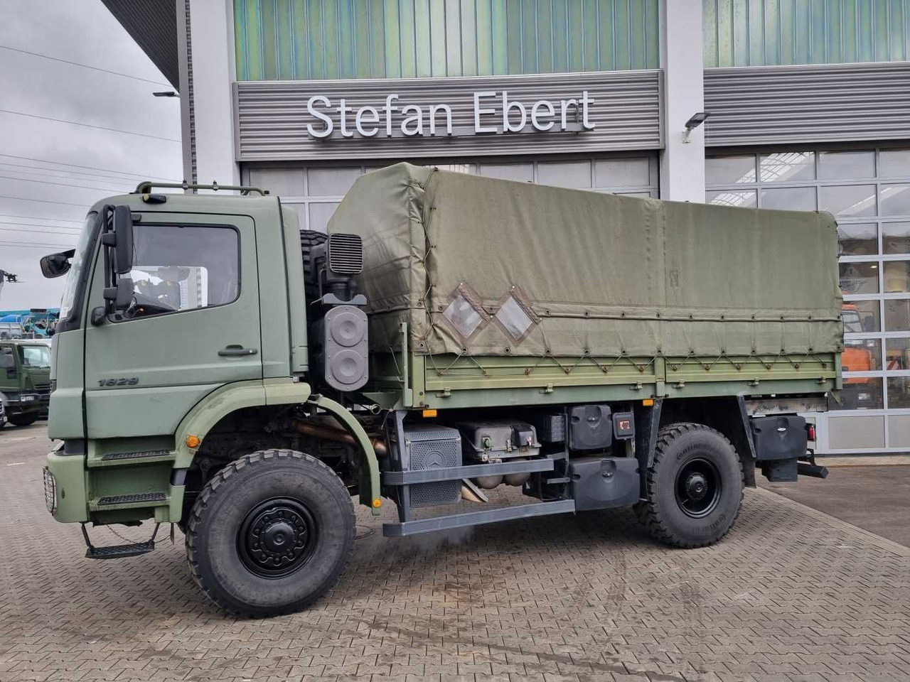 Mercedes-Benz Axor 1829 A 4x4 Pritsche/Plane 10 Stück - Tovornjak s ponjavo: slika 4 Mercedes-Benz Axor 1829 A 4x4 Pritsche/Plane 10 Stück - Tovornjak s ponjavo: slika 4