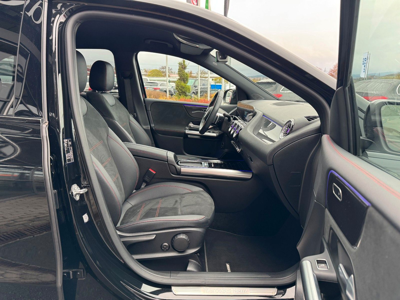 Mercedes-Benz B 200 AMG+AHK+Ambiente+RFK+MBUX+Night - Limuzina: slika 4 Mercedes-Benz B 200 AMG+AHK+Ambiente+RFK+MBUX+Night - Limuzina: slika 4