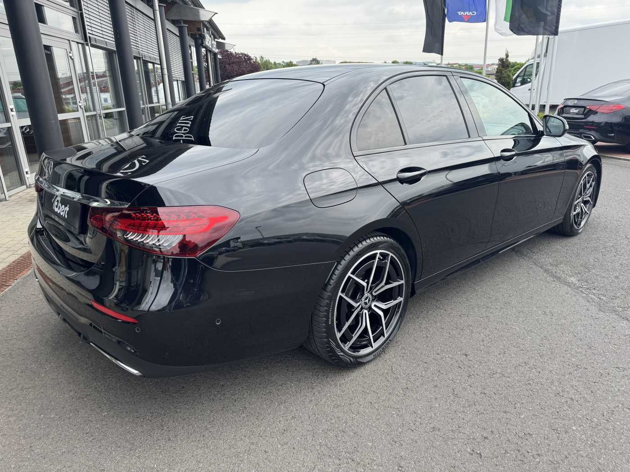Mercedes-Benz E 220d AMG+Pano+Distr+Multibeam+RFK+Night - Limuzina: slika 3 Mercedes-Benz E 220d AMG+Pano+Distr+Multibeam+RFK+Night - Limuzina: slika 3