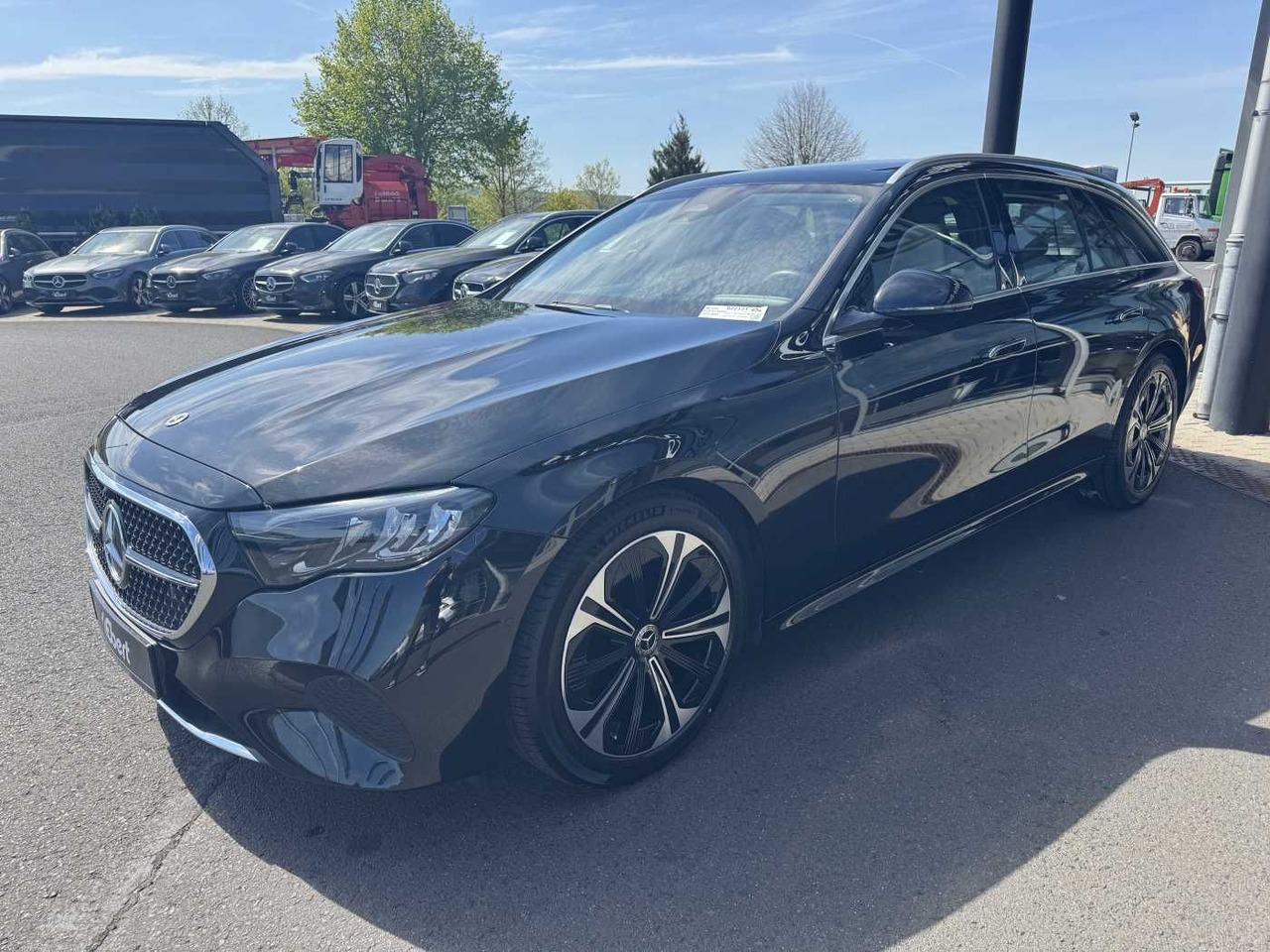 Mercedes-Benz E 220d Avantgarde+Pano+AHK+Distr+19Zoll+MBUX - Avtomobil: slika 2 Mercedes-Benz E 220d Avantgarde+Pano+AHK+Distr+19Zoll+MBUX - Avtomobil: slika 2
