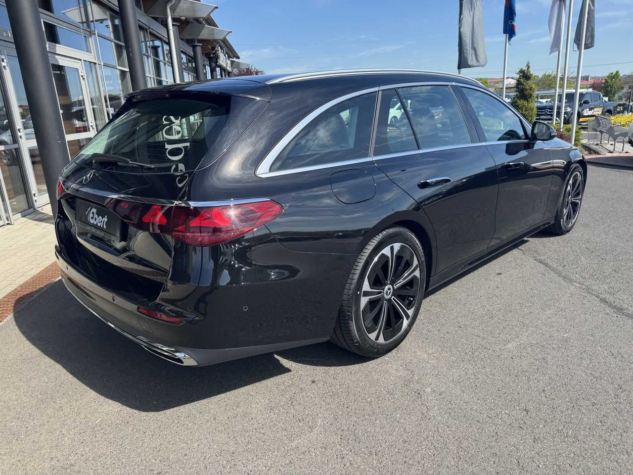 Mercedes-Benz E 220d Avantgarde+Pano+AHK+Distr+19Zoll+MBUX - Avtomobil: slika 4 Mercedes-Benz E 220d Avantgarde+Pano+AHK+Distr+19Zoll+MBUX - Avtomobil: slika 4
