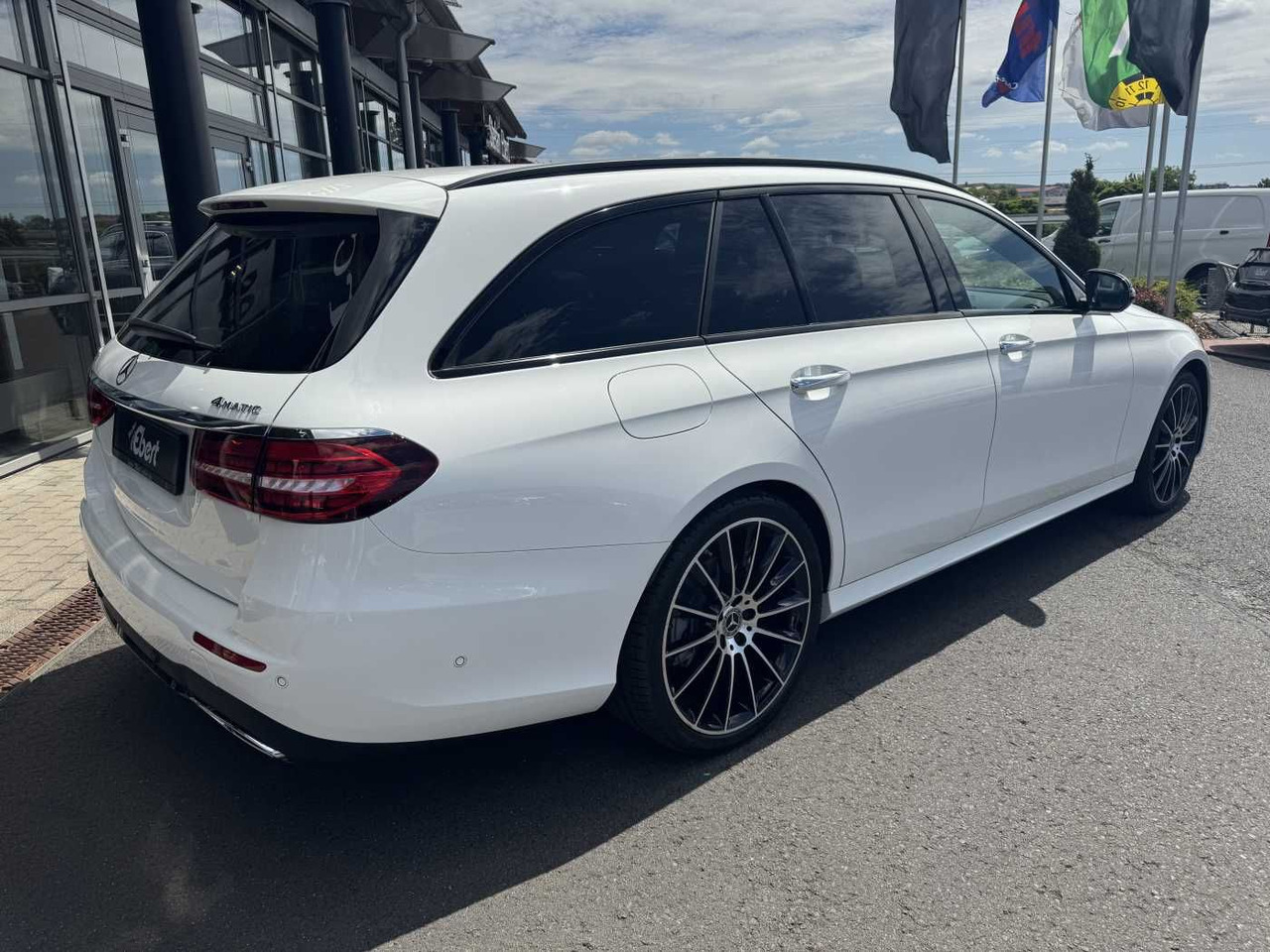 Mercedes-Benz E 300d 4M AMG+Pano+Burm+AHK+360+HUD+ - Avtomobil: slika 4 Mercedes-Benz E 300d 4M AMG+Pano+Burm+AHK+360+HUD+ - Avtomobil: slika 4