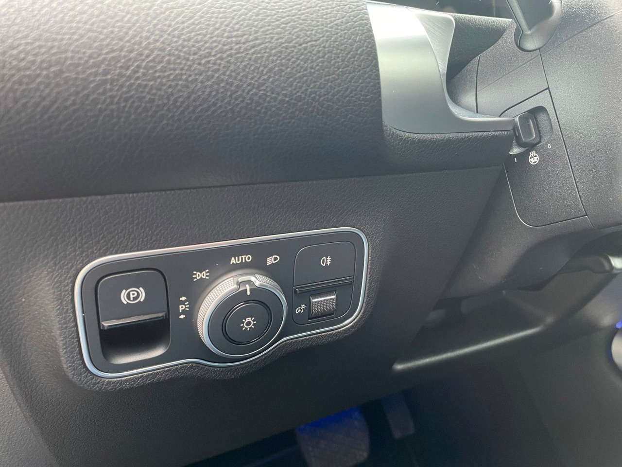 SUV Mercedes-Benz GLB 220 d 4MATIC Progressive AHK+Memory+Pano+360: slika 14