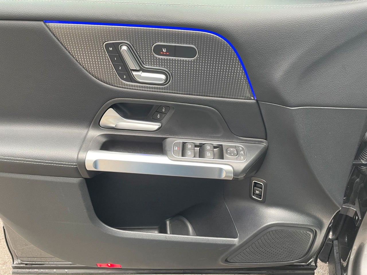 SUV Mercedes-Benz GLB 220 d 4MATIC Progressive AHK+Memory+Pano+360: slika 13