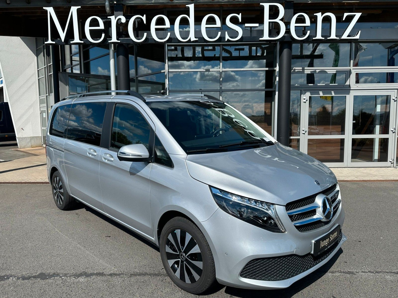 Mercedes-Benz V 250 EDITION 4MATIC Kompakt Liege-Paket AHK2,5t - Potniški kombi: slika 1 Mercedes-Benz V 250 EDITION 4MATIC Kompakt Liege-Paket AHK2,5t - Potniški kombi: slika 1