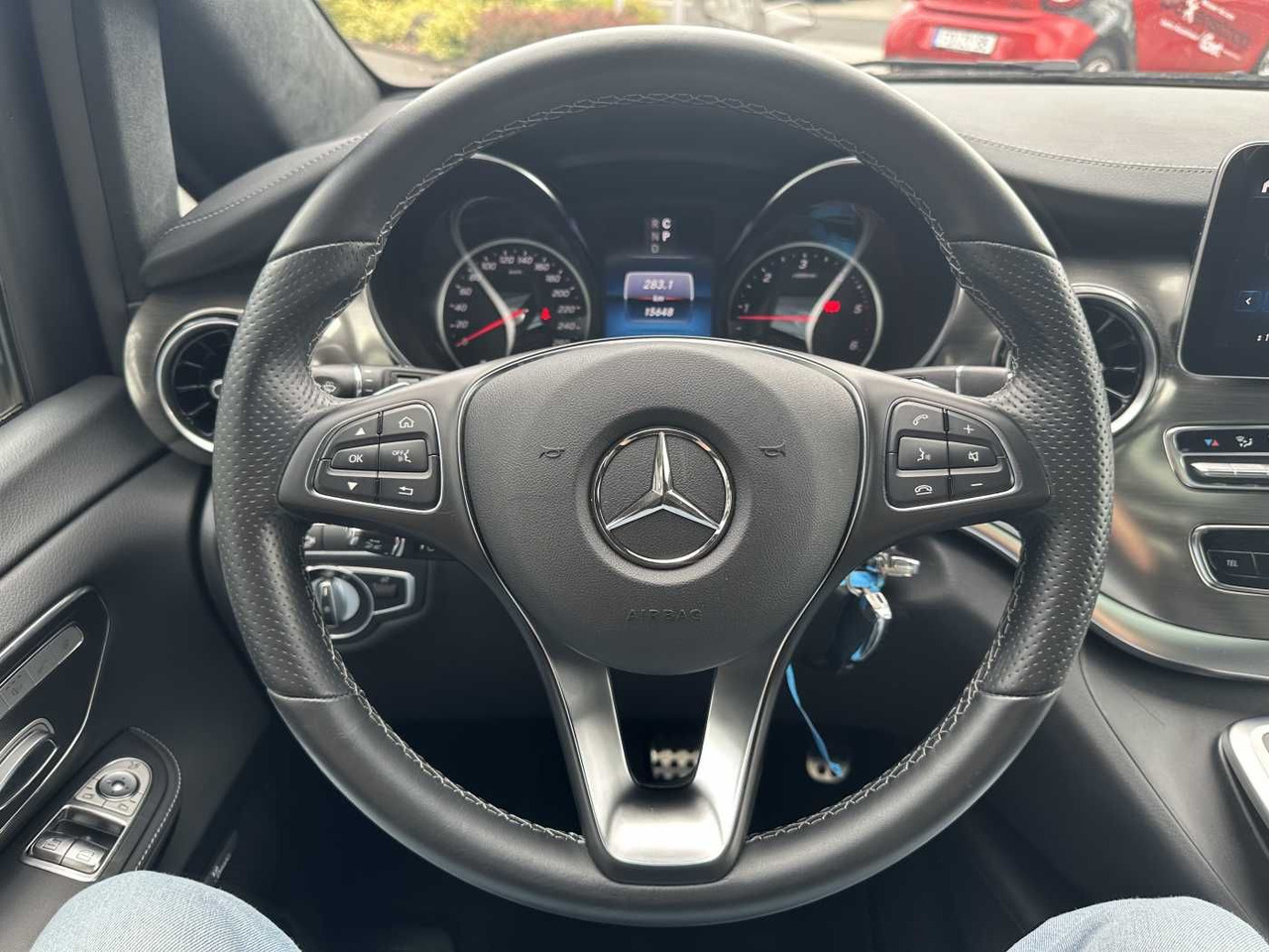 Karavan Mercedes-Benz V 300 d 4MATIC EXCLUSIVE AMG Panorama DISTRONIC: slika 12
