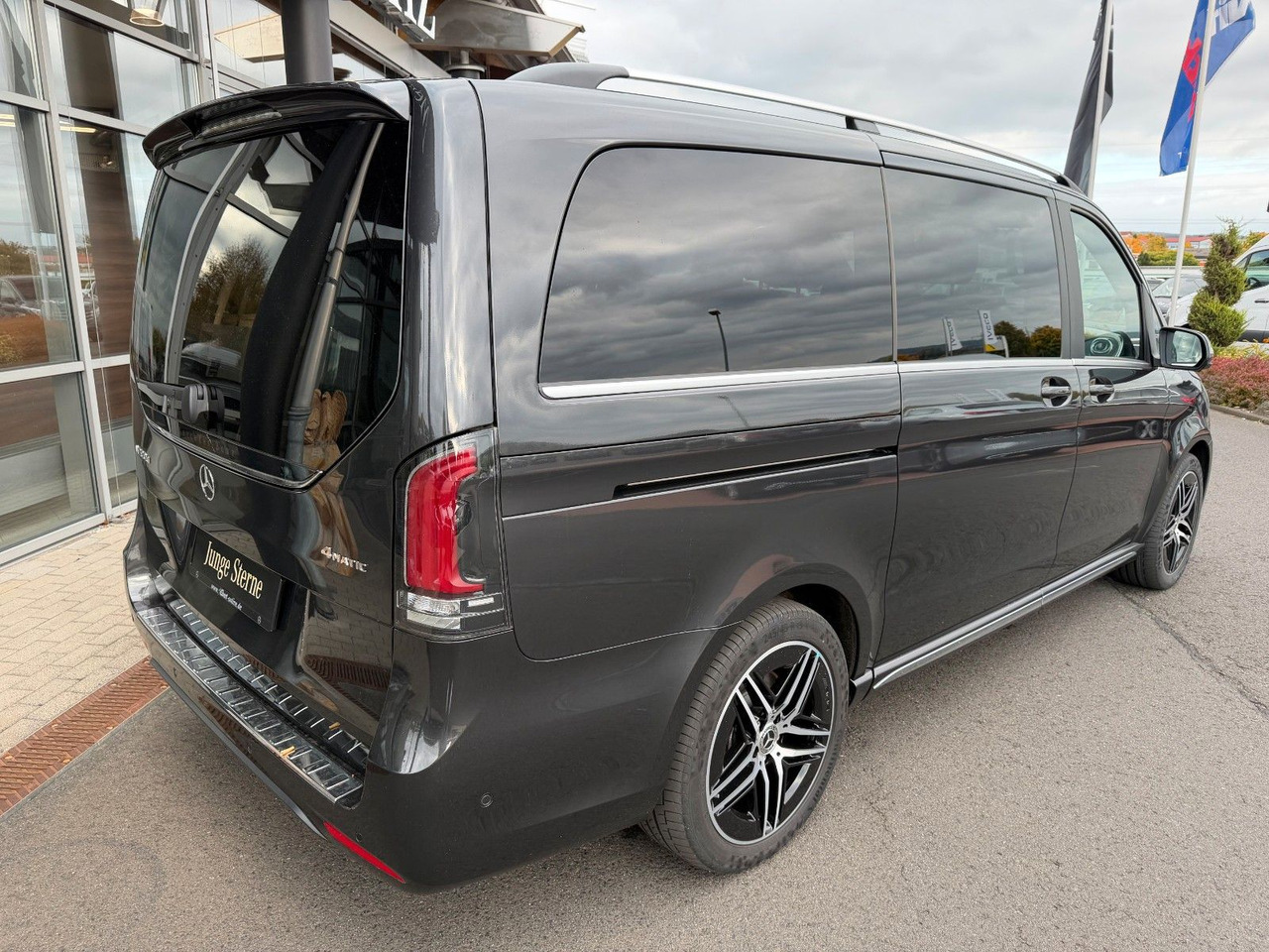 Mercedes-Benz V 300 d 4MATIC EXCLUSIVE AMG Panorama Standheiz - Potniški kombi: slika 4 Mercedes-Benz V 300 d 4MATIC EXCLUSIVE AMG Panorama Standheiz - Potniški kombi: slika 4