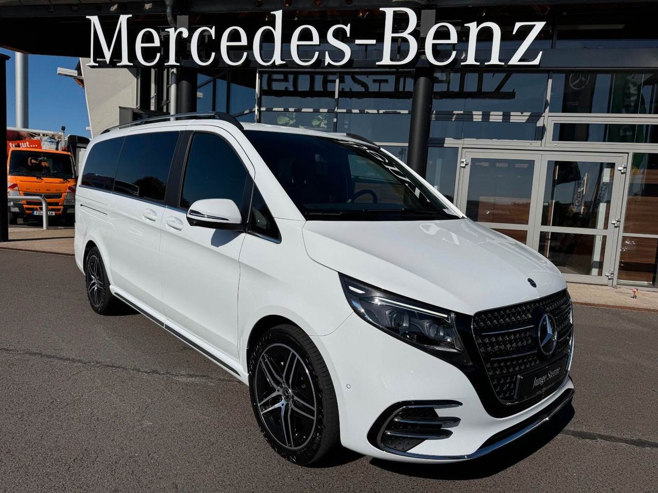 Mercedes-Benz V 300 d 4MATIC EXCLUSIVE AMG Tische AHK2,5to - Potniški kombi: slika 1 Mercedes-Benz V 300 d 4MATIC EXCLUSIVE AMG Tische AHK2,5to - Potniški kombi: slika 1