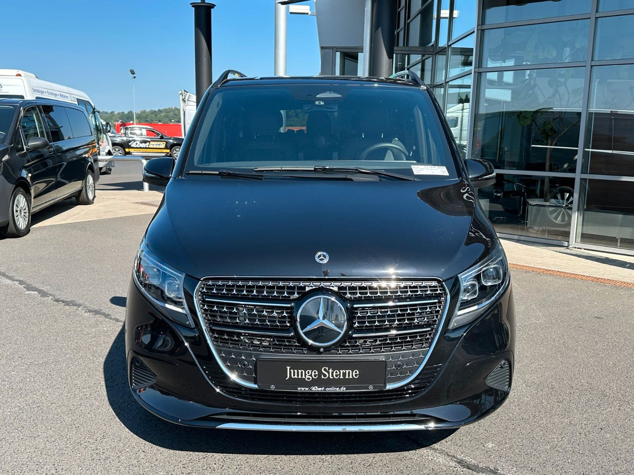 Mercedes-Benz V 300 d AVANTGARDE Extralang 360Kamera Standheiz - Potniški kombi: slika 2 Mercedes-Benz V 300 d AVANTGARDE Extralang 360Kamera Standheiz - Potniški kombi: slika 2