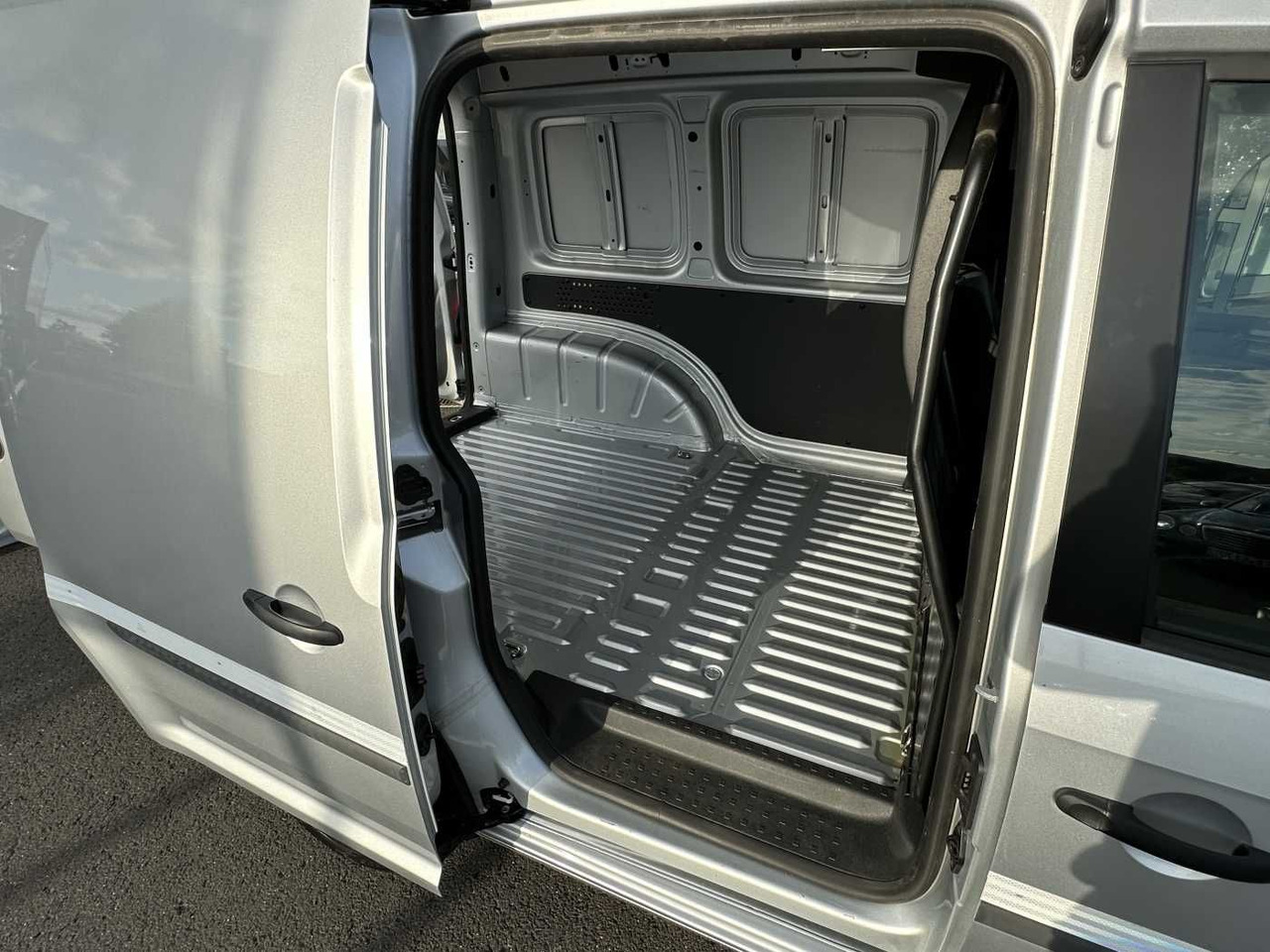 Nov Mali kombi Volkswagen Caddy 1.6 TDI Klima Navi 8Räder Trennwand klappb: slika 8