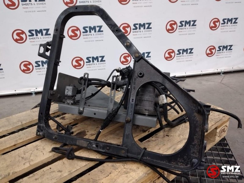 Volvo Occ Spatbordsteun met ventielen Volvo FH12 - Karoserija in zunanjost za Tovornjak: slika 1 Volvo Occ Spatbordsteun met ventielen Volvo FH12 - Karoserija in zunanjost za Tovornjak: slika 1