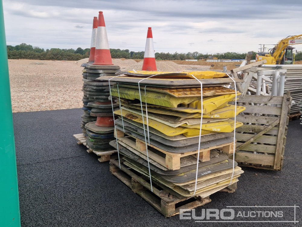 Bundle of Plastic Road Plates (1 of), Pallet of Road Cones (1 of) - Gradbena oprema: slika 2 Bundle of Plastic Road Plates (1 of), Pallet of Road Cones (1 of) - Gradbena oprema: slika 2