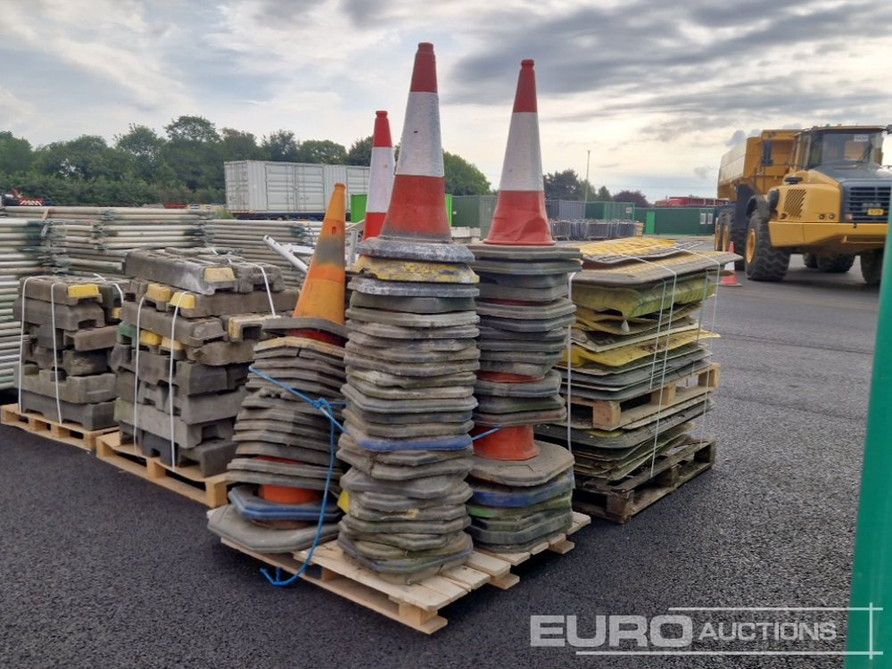 Bundle of Plastic Road Plates (1 of), Pallet of Road Cones (1 of) - Gradbena oprema: slika 1 Bundle of Plastic Road Plates (1 of), Pallet of Road Cones (1 of) - Gradbena oprema: slika 1