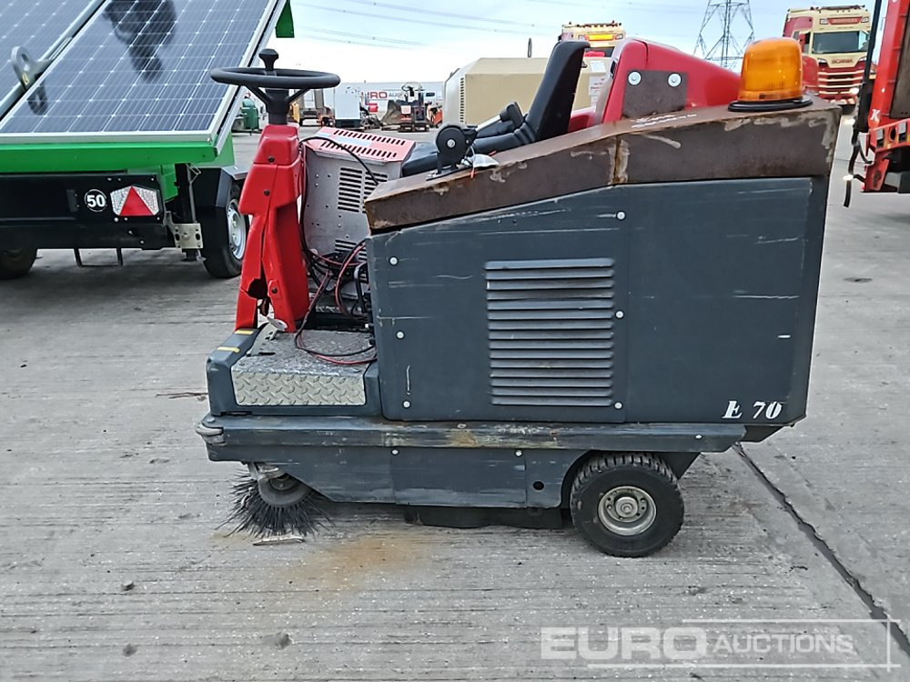 Electric Ride on Floor Sweeper, Charger - Voziček za golf: slika 2 Electric Ride on Floor Sweeper, Charger - Voziček za golf: slika 2