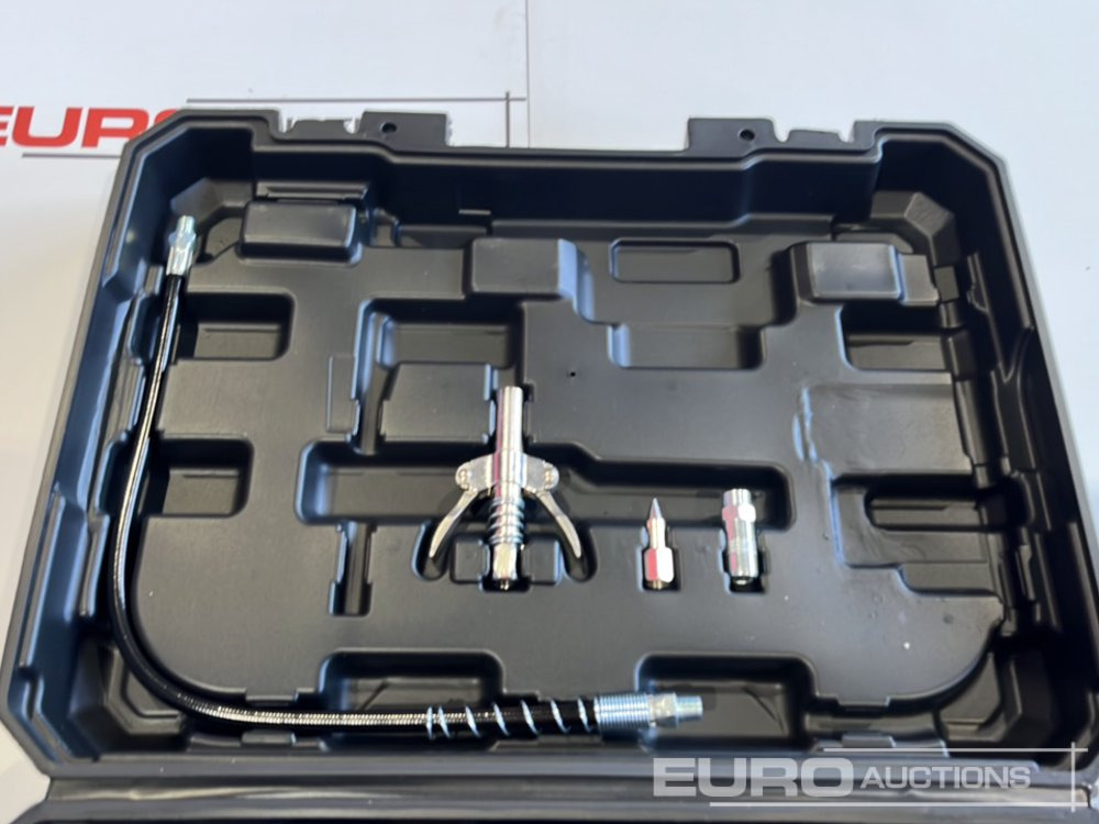 Unused Boss 21 Volt Lithium Battery Cordless Grease Gun, 2 Batteries, Charger, Case, Shoulder Strap, Extension Pieces and Fittings - Gradbena oprema: slika 4 Unused Boss 21 Volt Lithium Battery Cordless Grease Gun, 2 Batteries, Charger, Case, Shoulder Strap, Extension Pieces and Fittings - Gradbena oprema: slika 4