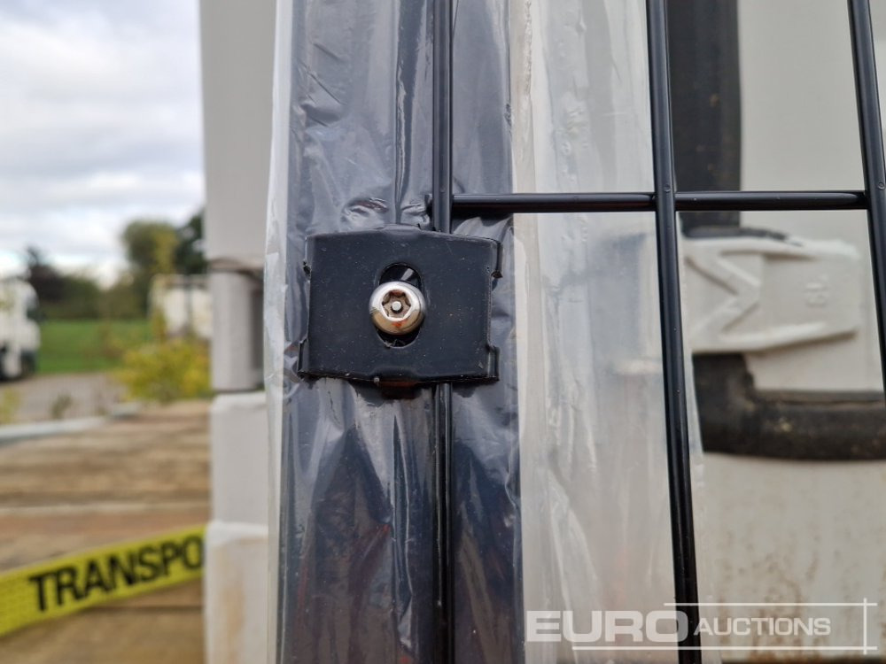 Gradbena oprema Unused Galvanised & Powder Coated Heavy Duty (5mm) Wire Mesh Fencing, 25 x H2.4m x W2.2m Panels, 26 x 60mm x 60mm x3m Posts, with Fittings (Black): slika 23